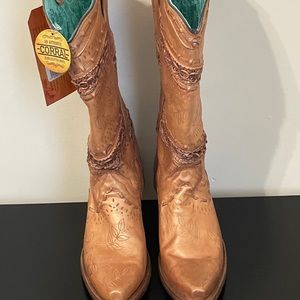 Corral, Gold boots